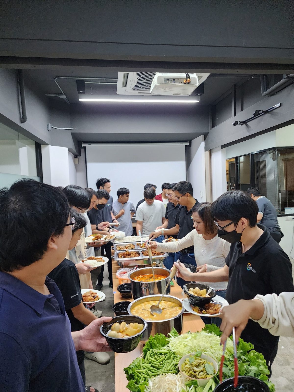 ทีม Softnix กินข้าวเที่ยงร่วมกันที่ออฟิศ